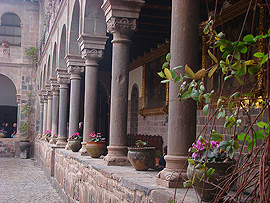 podloub&iacute; kostela Santo Domingo