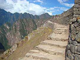 chodn&iacute;k vedouc&iacute; do puebla