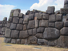 mohutn&eacute; zdi pevnosti