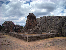 Quenco, posv&aacute;tn&aacute; sk&aacute;la