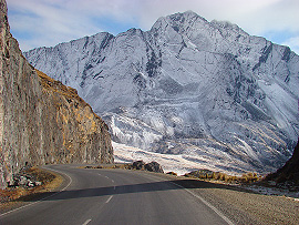 nov&aacute; asfaltov&aacute; silnice do Coroica