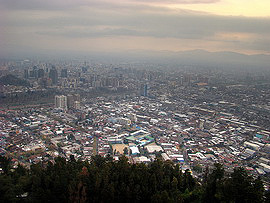 Santiago de Chile z vrchu San Crist&oacute;bal